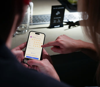 Bruger, der afgiver en Google anmeldelse ved at give stjerner på en smartphone.