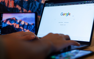 Person, der bruger en laptop til at søge efter Google My Business for at optimere virksomhedens profil og øge synligheden på Google.