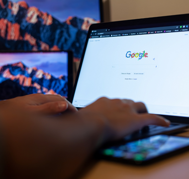 Person, der bruger en laptop til at søge efter Google My Business for at optimere virksomhedens profil og øge synligheden på Google.